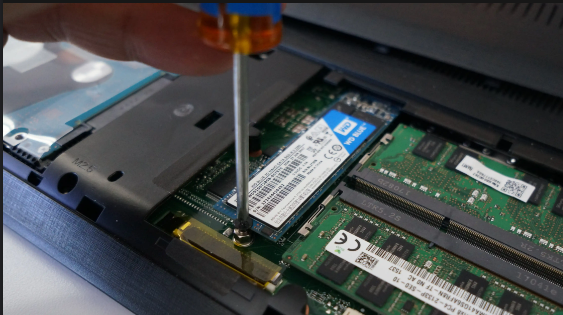 abrir portátil para recuperar m2 ssd