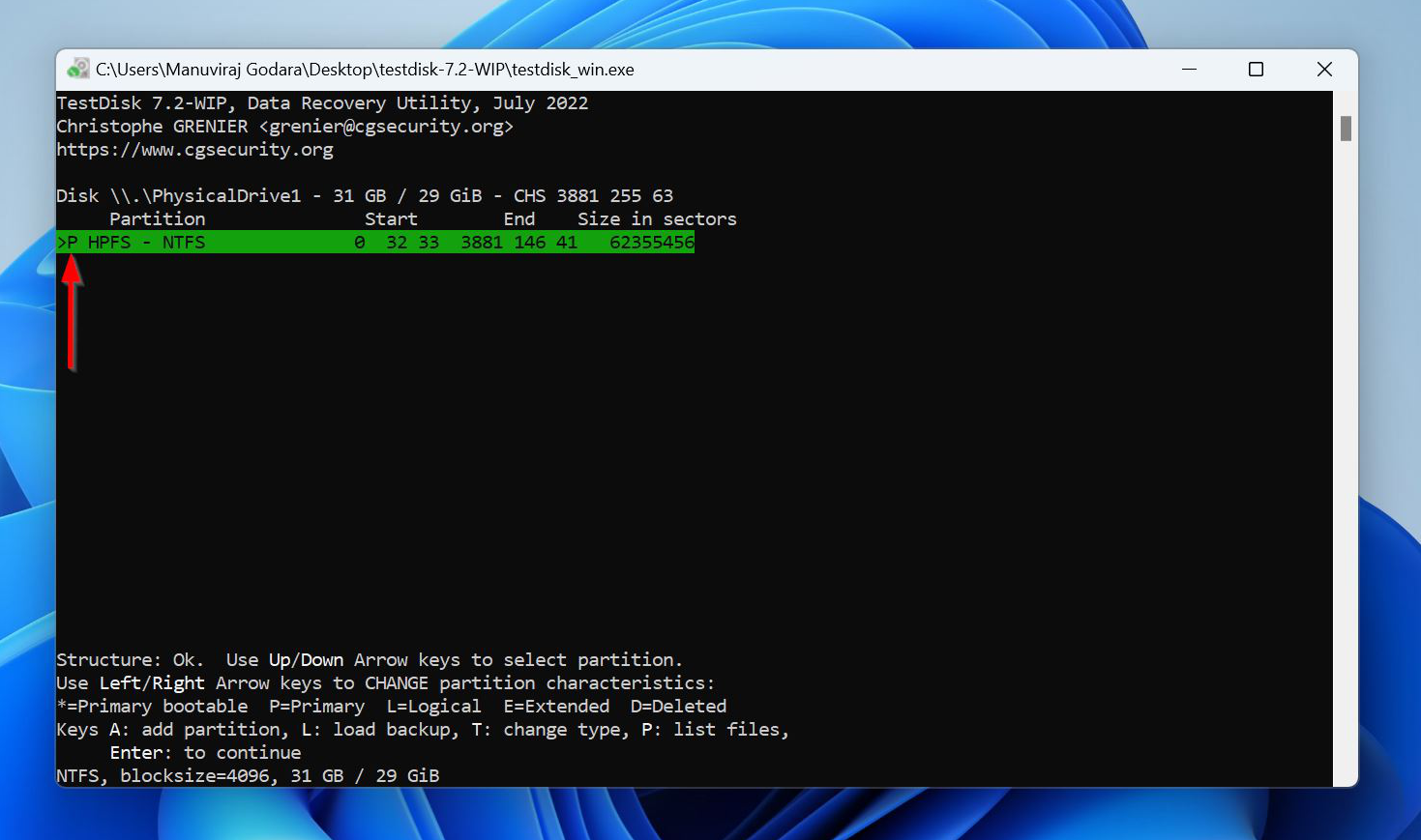 Pantalla de TestDisk mostrando la partición detectada con detalles de tamaño y estructura.